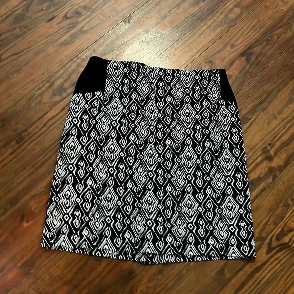 Chicos skirt. Stretch material. Zip up back. Size 1.5 (Chico’s sizing)
